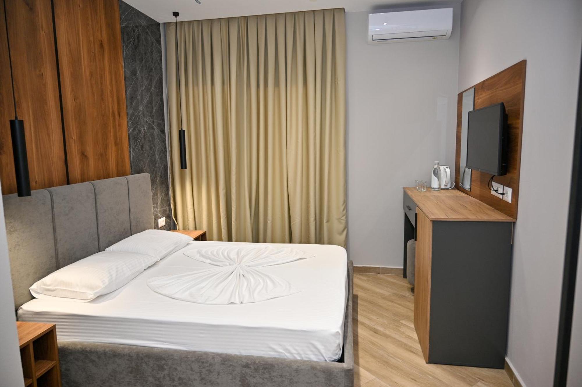Monduro Hotel Durres Bagian luar foto