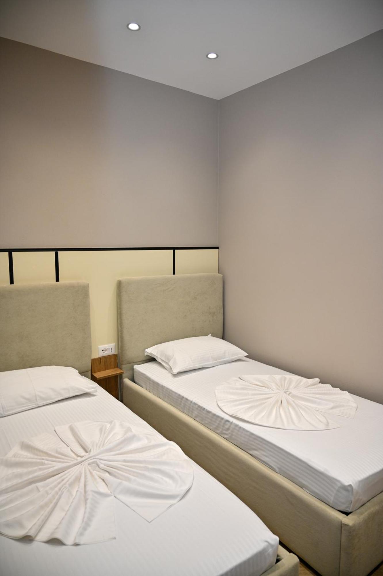 Monduro Hotel Durres Bagian luar foto